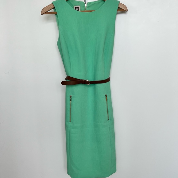 💚💚Chic sleeveless shift dress with a belt and zipper details - Picture 2 of 10